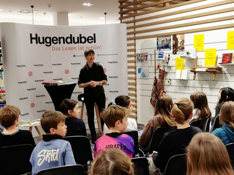 Buchbindemeisterin Janina Schreyer bei einer Veranstaltung bei Hugendubel zum Welttag des Buches (Bild: Stadtbibliothek Steglitz-Zehlendorf)