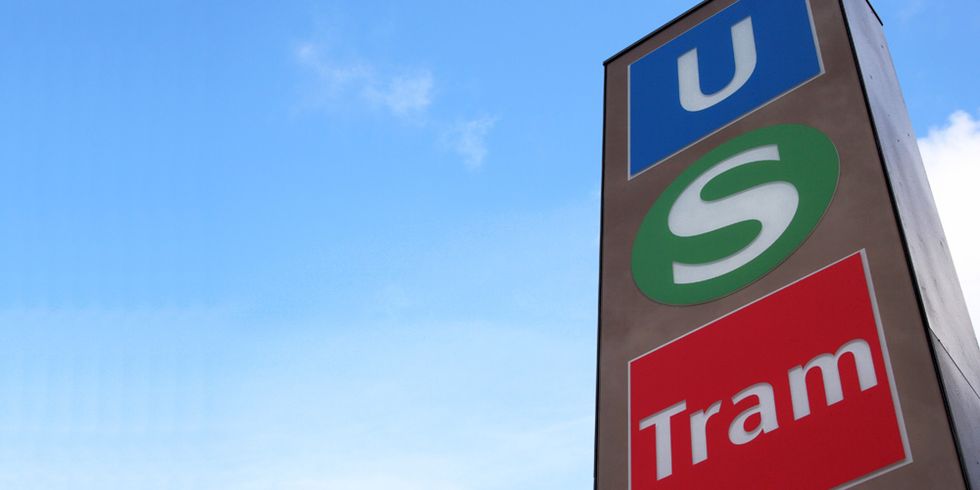 Schilder der U-Bahn und S-Bahn sowie der Tram