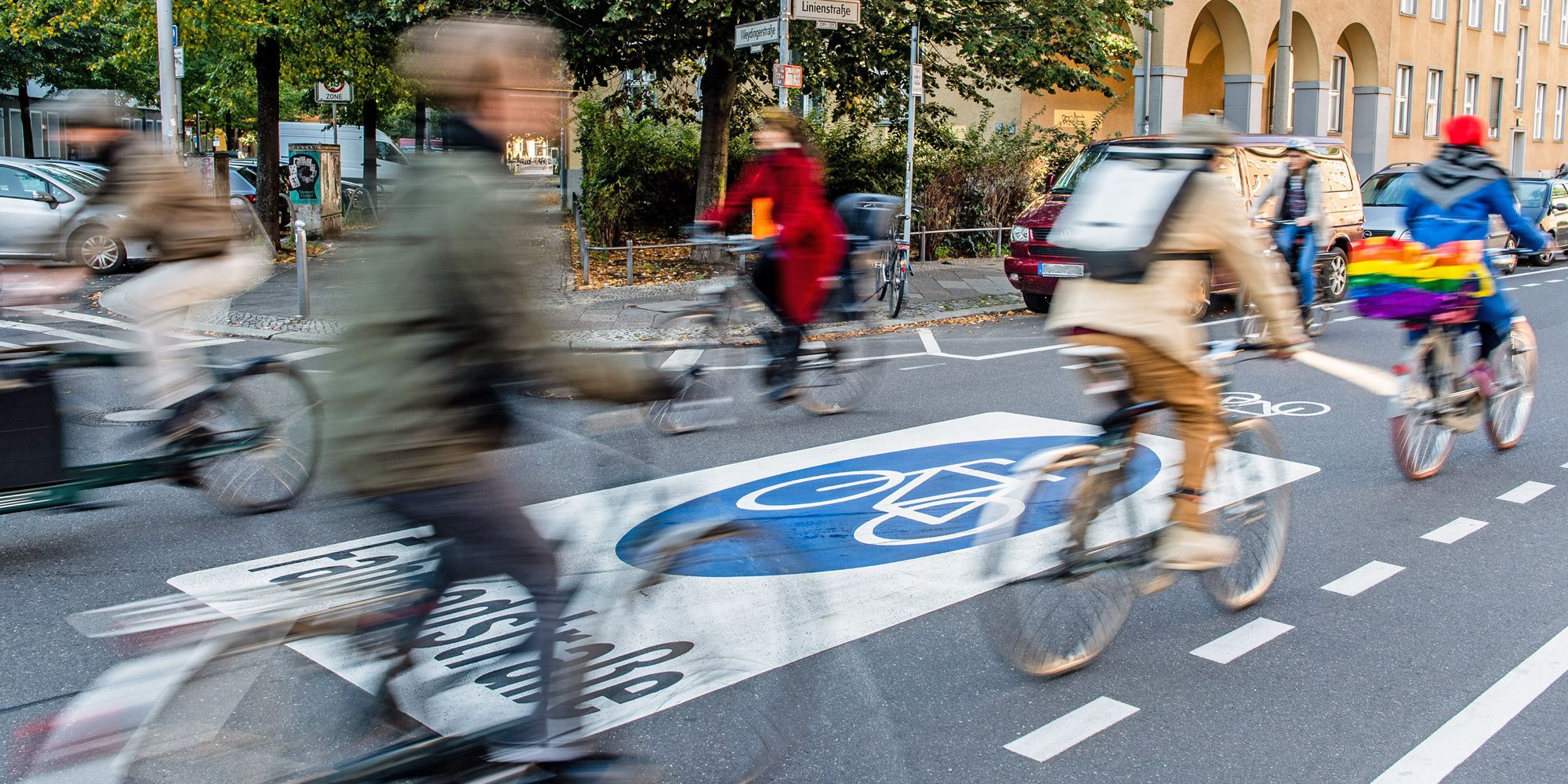 Radler auf einer Fahrradstraße