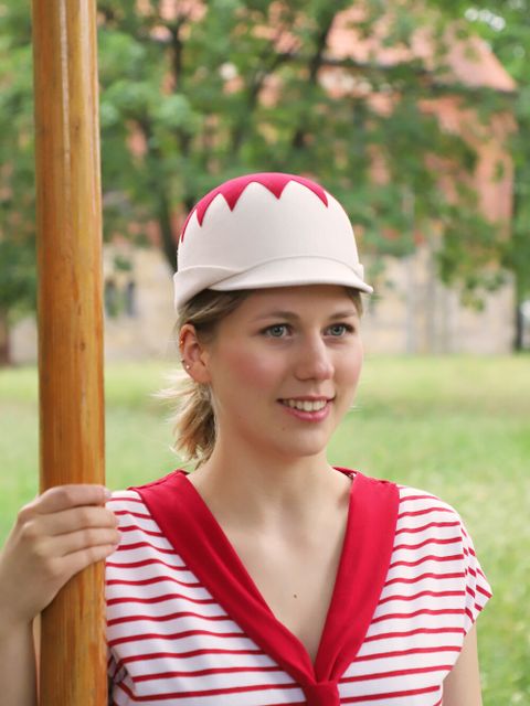 Ruderin Johanna Roggow im historischen Kostüm
