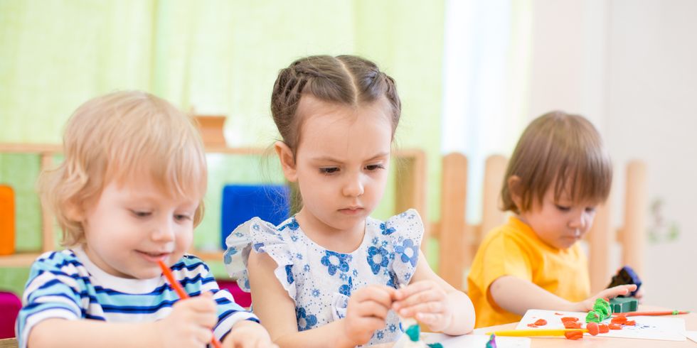 Drei Kinder basteln in der Kita