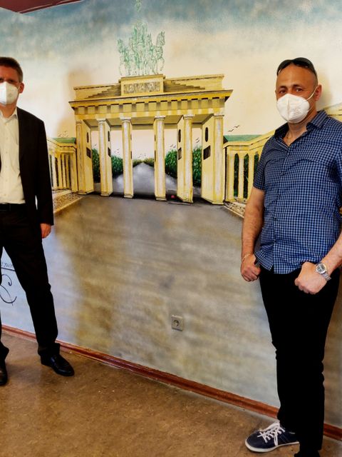 Jugendstadtrat Tobias Dollase (li.) und Künstler Yaser Yousef (re.) vor einem der Wandgemälde Motiv Brandenburger Tor (Bild: BA Reinickendorf)