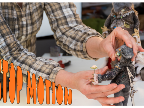 Hände, die kleine Figuren bewegen. Davor der Schriftzug "Stop Motion"