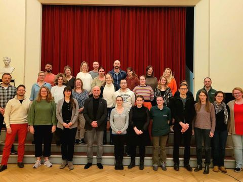 Gewählter Bezirkselternausschuss mit dem stellv. Bezirksbürgermeister André Grammelsdorff (Reihe 1, 4. v.l.)