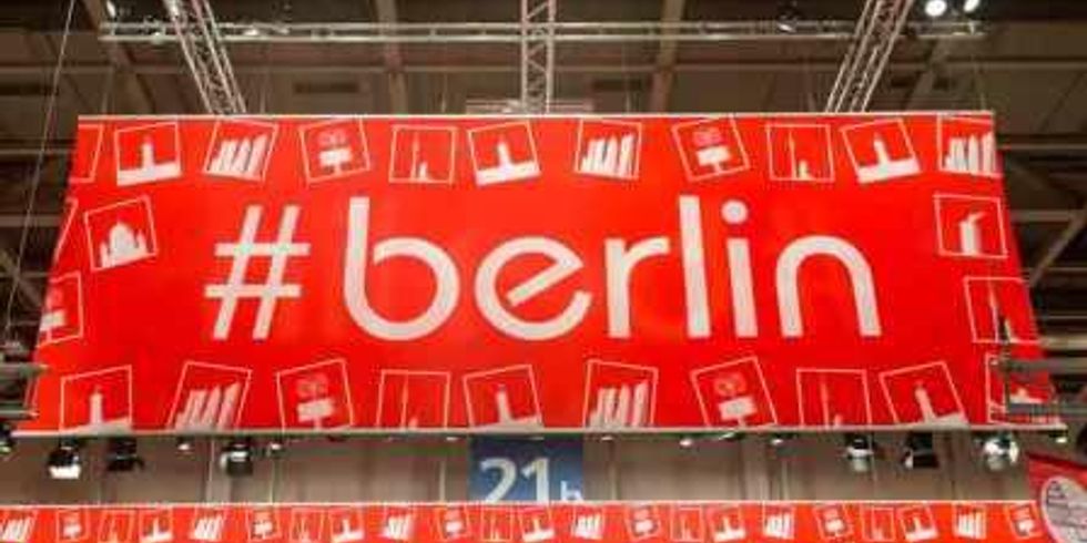 Schild mit dem Hashtagzeichen und der Aufschrift berlin