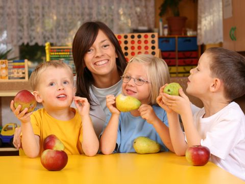 drei Kinder essen Obst