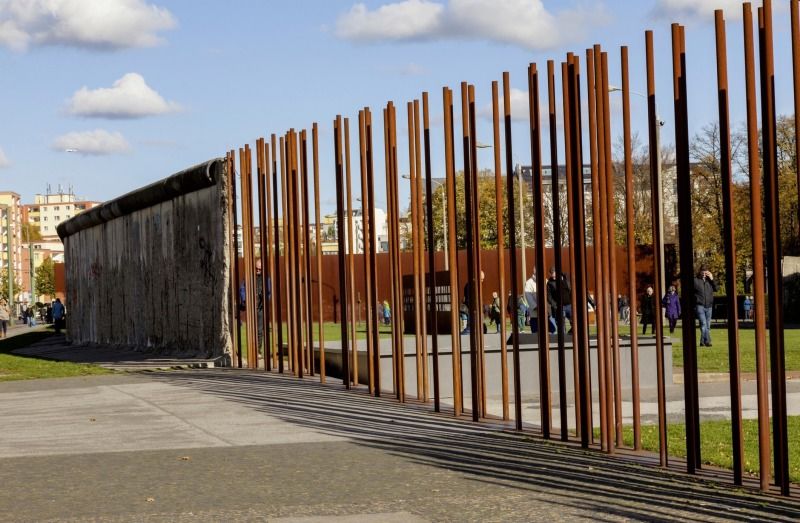 Die Originalmauer (links im Bild) wird als Kunstwerk weitergeführt (Bild: Stiftung Berliner Mauer, J. Hohmuth)