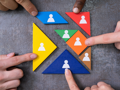 Buntes Tangramspiel mit Personen-Icons