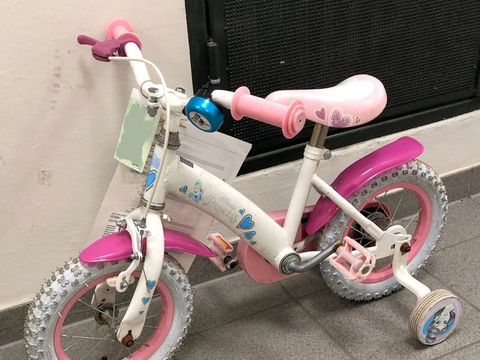 Weiß-rosa Kinderfahrrad