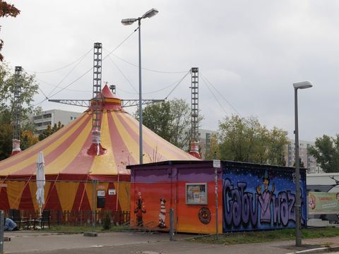 Der Container der Schaustelle am Zirkuszelt von Cabuwazi Lichtenberg