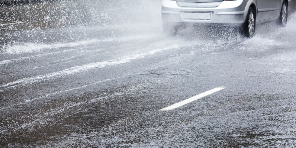 Auto auf nasser Fahrbahn