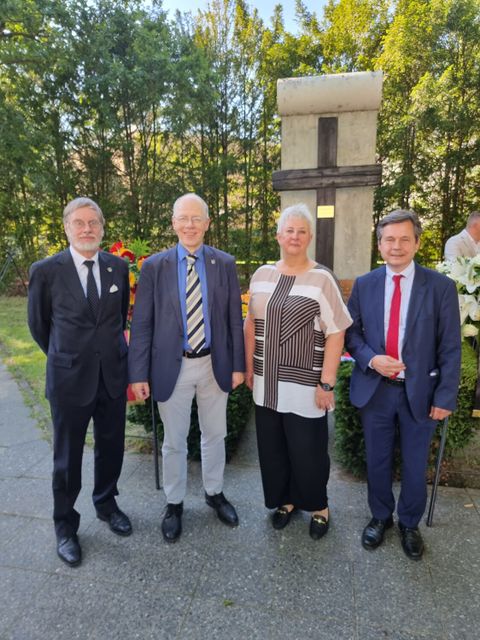 Reinickendorfs Stellvertretender Bezirksbürgermeister Uwe Brockhausen, die Vorsteherin der Bezirksverordnetenversammlung Reinickendorf Kerstin Köppen, Glienickes Bürgermeister Dr. Hans-Günther Oberlack und der Vorsitzende der Gemeindevertretung Glienicke, Dr. Ulrich Strempel (im Bild von rechts). (Bild: BA Rdf)