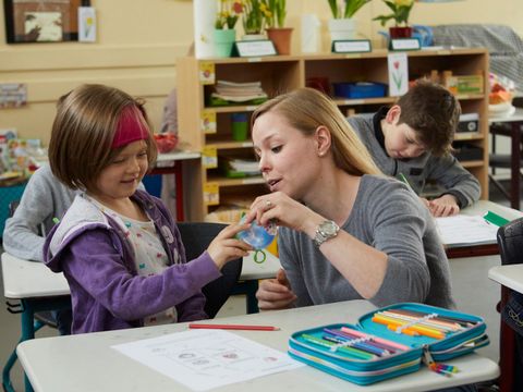 Schülerin und Lehrerin am Schulisch