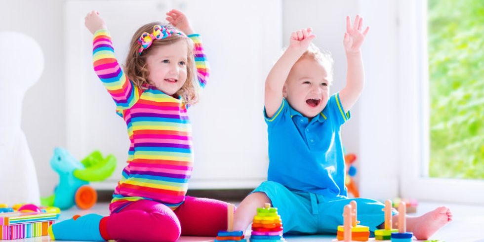 Kinder spielen mit Holzblöcken