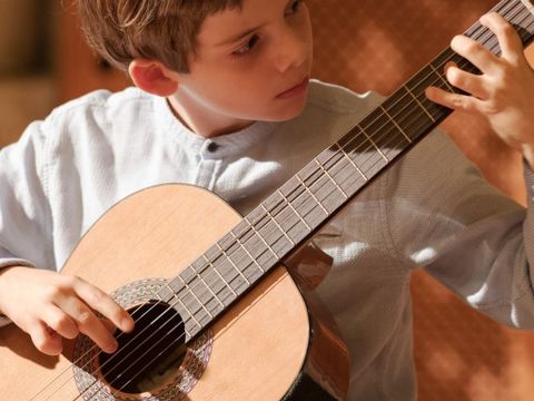Junge spielt Gitarre