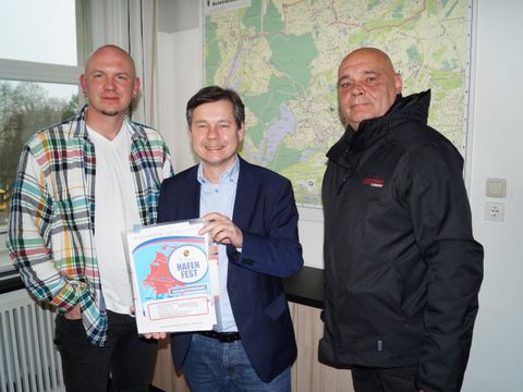 v.l.n.r.: Kristian Arzig, Bezirksbürgermeister Uwe Brockhausen, Jörg Schubert (Veranstaltungsleiter) (Bild: BA Reinickendorf)
