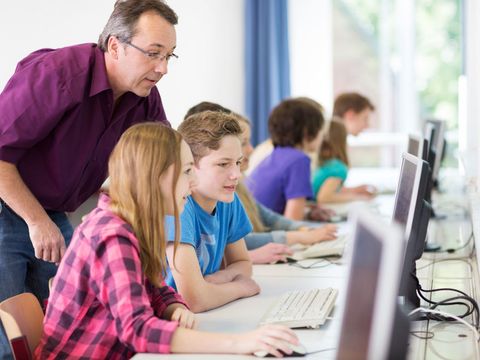Lehrer schreibt an die Tafel Formeln