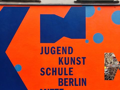 Schriftzug Jugend Kunst Schule Berlin Mitte auf einer Wand