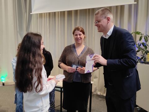 Übergabe der Urkunde durch Bezirksstadtrat Tobias Dollase an die Gewinnerin (Bild: Stadtbibliothek Tempelhof-Schöneberg)