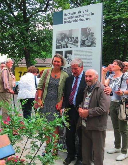 Die Ehrengäste (Nachkommen von Selma und Paul Latte, Dennis Kew, Bernard Grunberg) mit den Initiatoren Gudrun Schottmann und Christof Kurz sowie Bezirksstadtrat Jens-Holger Kirchner