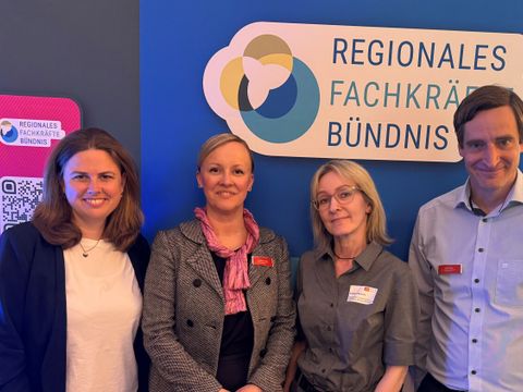 Bezirksbürgermeisterin Clara Herrmann, FKU-Vorstandsmitglied Helene Anders, Evelyn Schulz, Mitarbeiterin der Wirtschaftsförderung, Cedrik Lutz, Leiter der FKU-Geschäftsstelle (von links nach rechts))