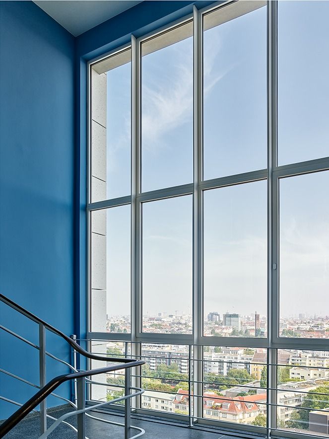 Blick aus dem Treppenhaus (17. OG) in Richtung Süd-Osten auf die Stadt Berlin nach der Sanierung, September 2024