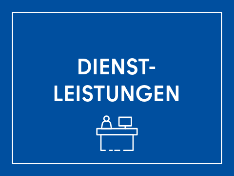 Kachel Schriftzug "Dienstleistungen", Symbol: Figur am Schreibtisch mit Computerbildschirm. Weiße Schrift auf dunkelblauem Hintergrund