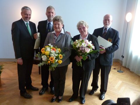 V.l.n.r.: Bezirksverordnetenvorsteher Rögner-Francke, Herr Stolze und Herr Gunkel sowie die Ehefrauen der Geehrten