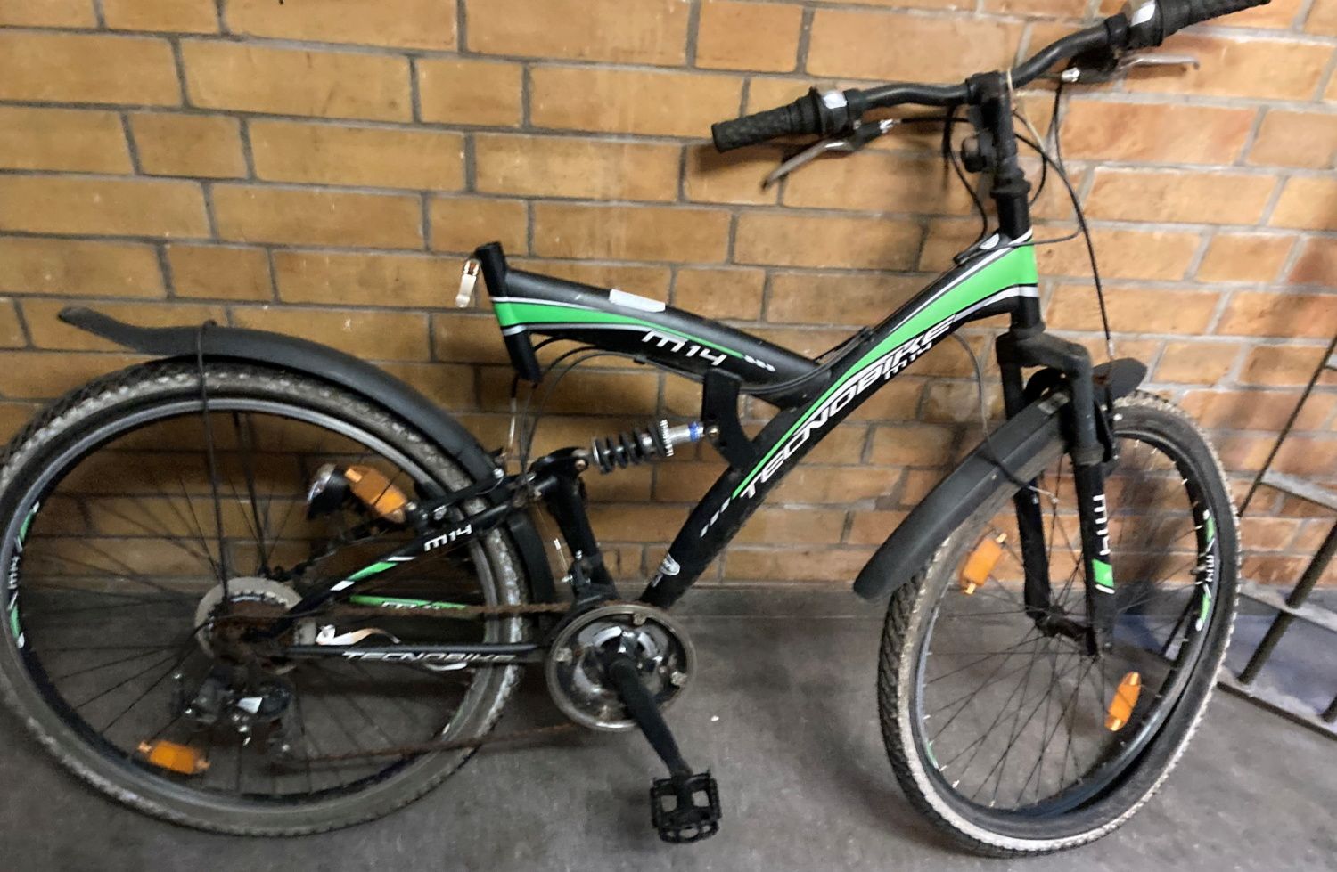 Schwarz-grünes Kinderfahrrad