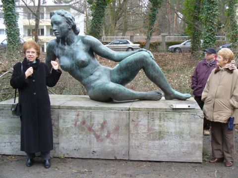 Dr. Ursel Berger im Georg-Kolbe-Hain, Foto: KHMM