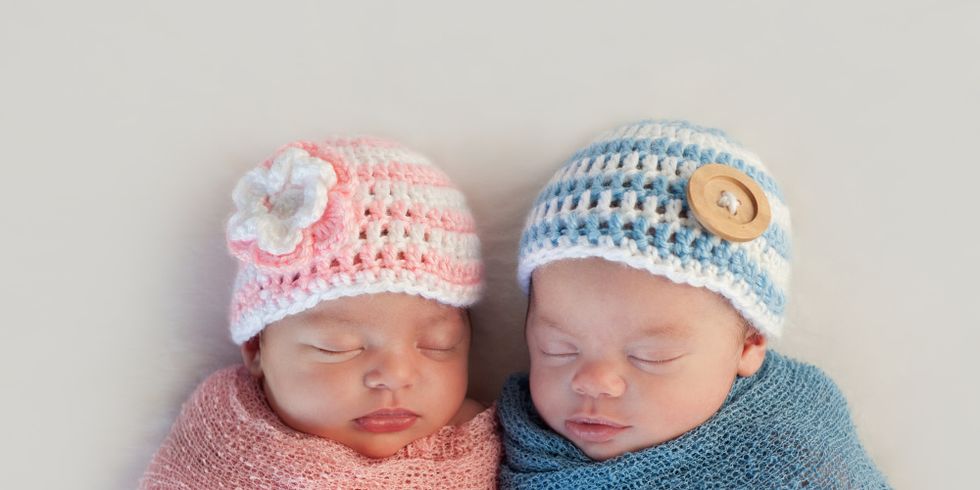 Zwei Babys schlafen nebeneinander