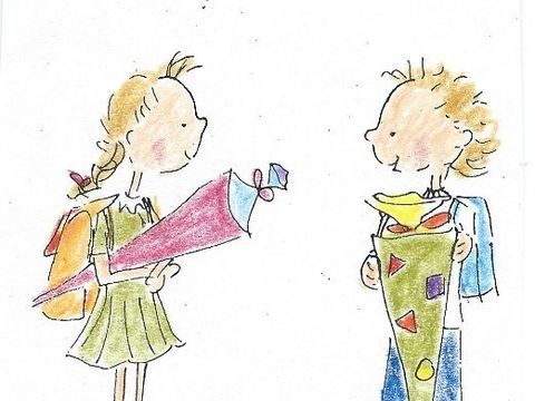 Zwei Kinder halten ihre Schultüten in den Händen