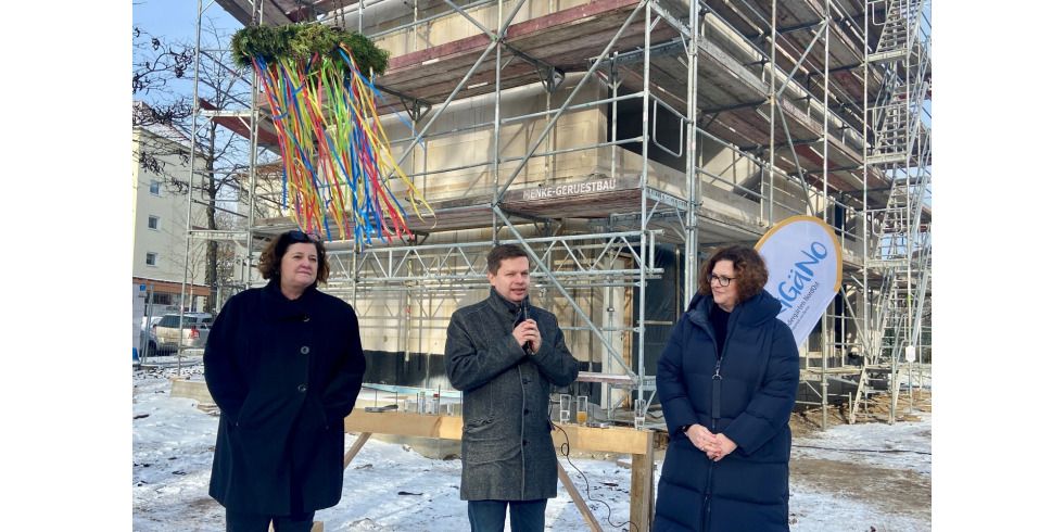 2024-01-17-pm-richtfest-fuer-kita-vlnr_sabine-radtke_martin-schaefer_camilla-schuler-ba-lichtenberg.jpg