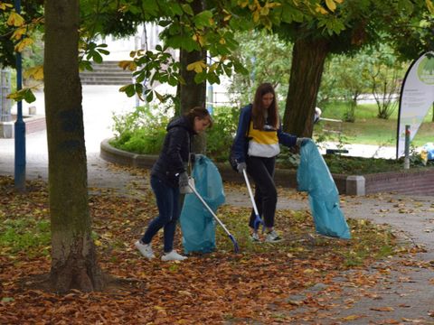 Müllsammelaktion im Regine-Hildebrandt-Park - Bei der Arbeit