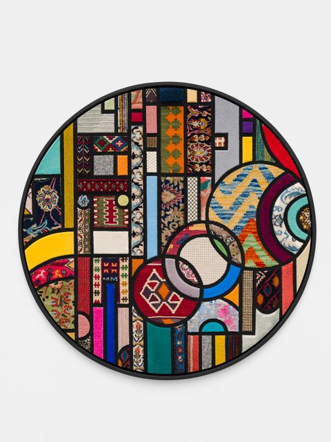 Nevin Aladağ: Social Fabric, Skylight Spring, 2021, Collage mit Teppichen unterschiedlicher Herkunft auf Holz, ø 104 x 5 cm (NA/M 97)