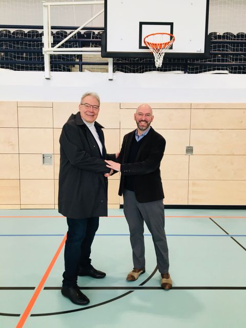 Bezirksstadtrat Harald Muschner (l.) und Schulleiter Jan-Alexander Liedtke (Bild: BA Reinickendorf)