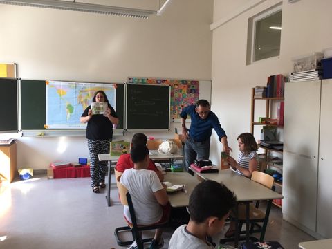 Möhrchenhefte in Brüder-Grimm-Grundschule übergeben.