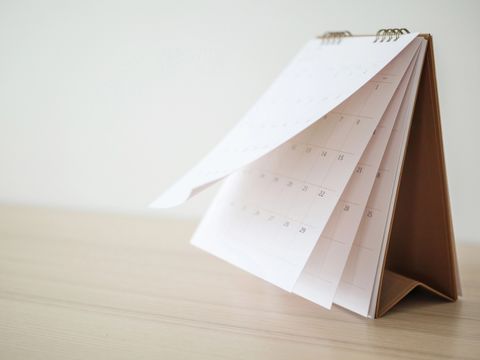 Kalenderblatt blättert Blatt auf Holz Tisch Hintergrund Geschäftsplan Planung Termin Besprechung Konzept