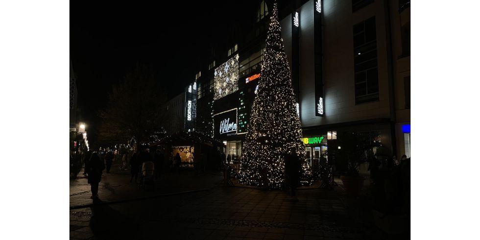 Weihnachtssingen in der Wilmersdorfer Straße, Treffpunkt beim Weihnachtsbaum in der Fußgängerzone