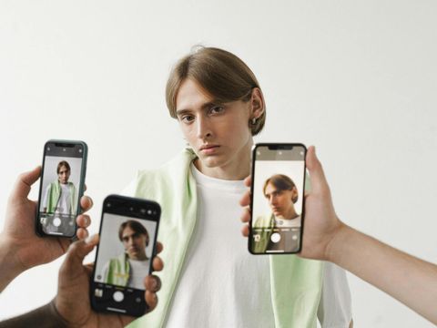 Teenager wird von mehreren Smartphones fotografiert