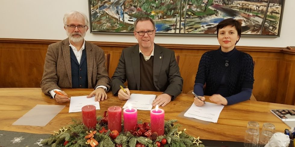 Geschäftsführer des BQN Berlin e.V. Klaus Kohlmeyer, Bezirksbürgermeister Reinhard Naumann und die Integrationsbeauftragte des Landes Berlin Katarina Niewiedzial bei der Unterzeichnung der Kooperationsvereinbarung