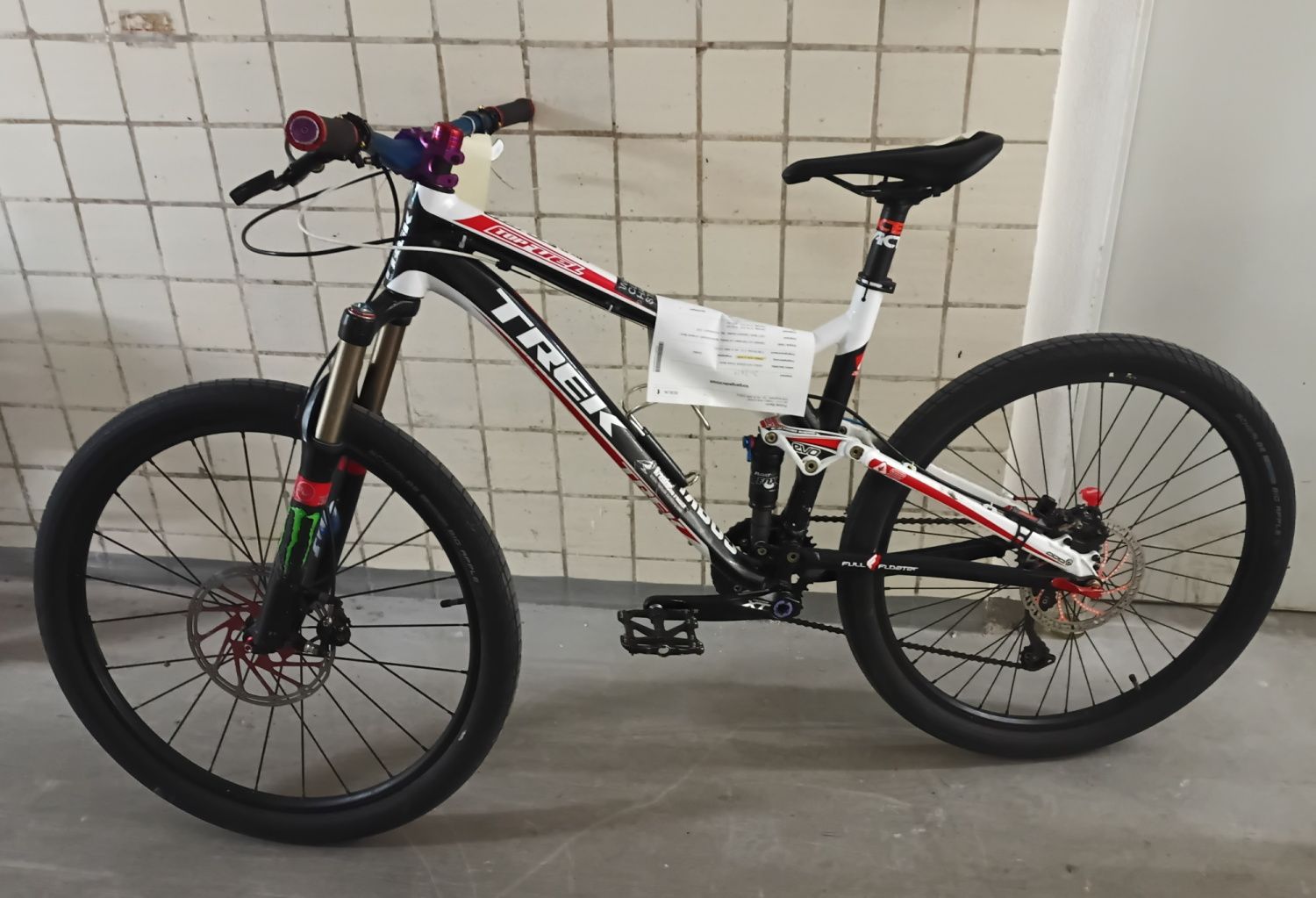 Schwarz-weißes Fahrrad