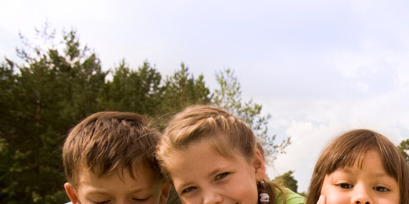 Schulkinder auf einer Wiese