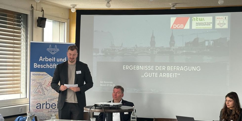 Statdrat Max Kindler steht vor Publikum und liest einen Zettel vor
