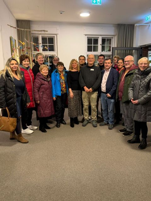 Die Ausschussvorsitzende Claudia Skrobek-Angerer, der Hospizleiter Martin Wiegandt und der Gesundheitsstadtrat Uwe Brockhausen mit den Ausschussmitgliedern für Gesundheit, Soziales, Teilhabe und Gleichstellung der Bezirksverordnetenversammlung Reinickendorf zu Besuch im Caritas-Hospiz Katharinenhaus. (Bild: BA Rdf)
