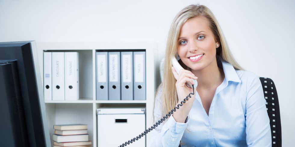 verwaltungsangestellte spricht am telefon