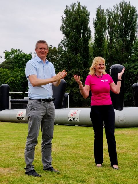 Sportstadtrat Tobias Dollase und die Schulleiterin Kerstin Kromer-Neefe auf dem Sportplatz der Schule zum Sportaktionstag (Bild: BA Reinickendorf)