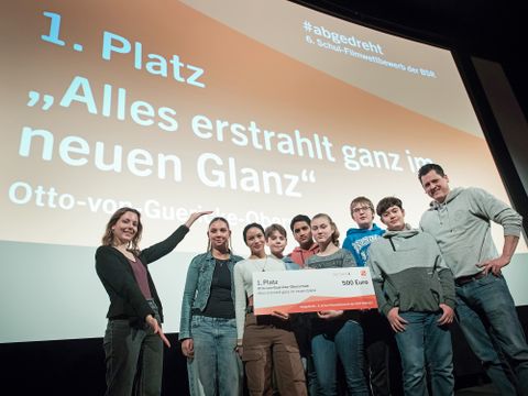 Gewinnerteam des #abgedreht-Filmwettbewerbs der BSR auf der Bühne