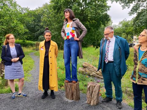 Von links: Bezirksstadträtin Schrod-Thiel, Ornithologin Dr. Kim Geraldine Mortega vom Museum für Naturkunde, Staatssekretärin Behrendt, Prof. Johannes Vogel, Generaldirektor des Museums für Naturkunde Berlin und Dr. Corinna Hölzer, Leitung der Stiftung für Mensch und Umwelt. (Bild: BA Reinickendorf)