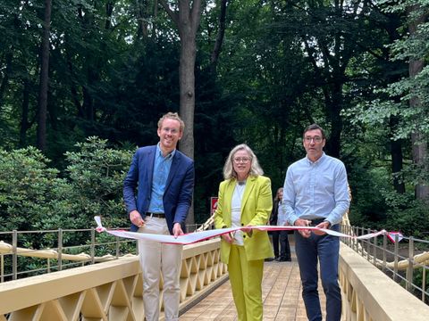 Der Berliner Landeskonservator Dr. Christoph Rauhut, Verkehrssenatorin Ute Bonde und ein Vertreter des Planungsbüros (v.l.) durchschneiden das Band auf der wiedereröffneten Löwenbrücke im Großen Tiergarten.